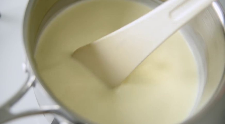 Десерт крем-брюле: В жирные сливки добавляем сахар, соль, и ставим на медленный огонь. Постоянно помешивая доводим до кипения.