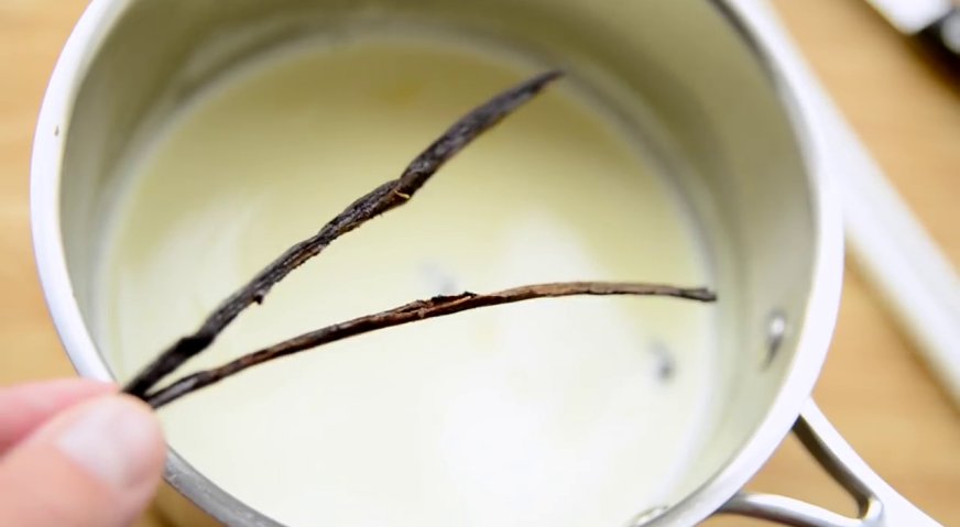 Десерт крем-брюле: В ещё горячие сливки добавляем стручок ванили. В качестве альтернативы подойдёт ванильный экстракт или ванилин.