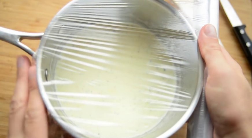 Десерт крем-брюле: Накрываем пищевой плёнкой, и оставляем на 15 минут.