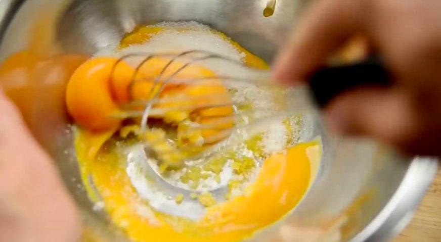 Десерт крем-брюле: Пока сливки ароматизируются ванилью, смешиваем не взбивая яичные желтки с сахаром.