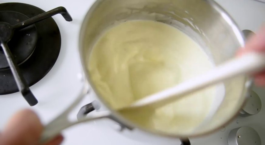Десерт крем-брюле: Возвращаем сливки на огонь, снова доводим до кипения.