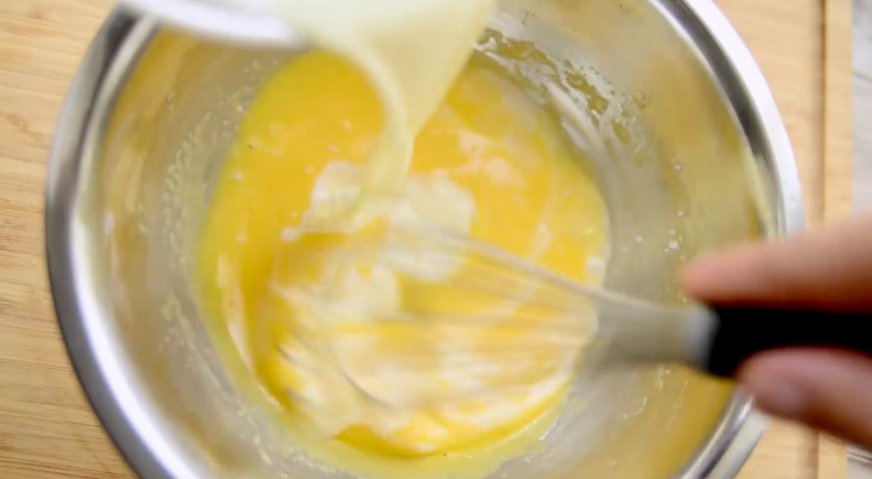 Десерт крем-брюле: В желтки вводим тонкой струйкой горячие сливки, постоянно помешивая, чтобы желтки не свернулись.