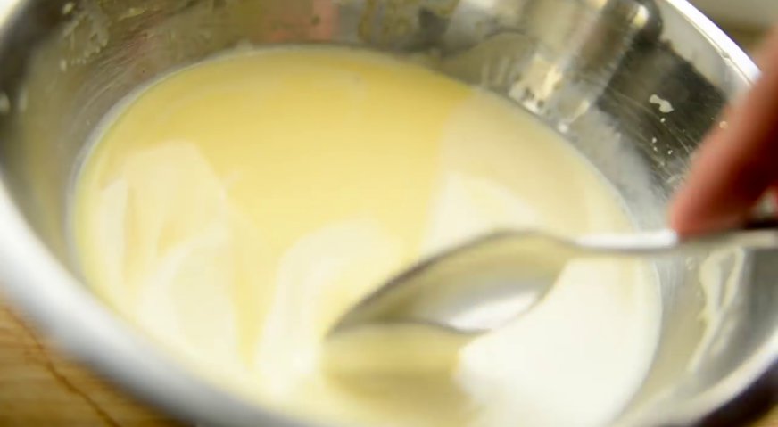 Десерт крем-брюле: Образовавшуюся на поверхности сливочно-яичной смеси пенку необходимо снять.
