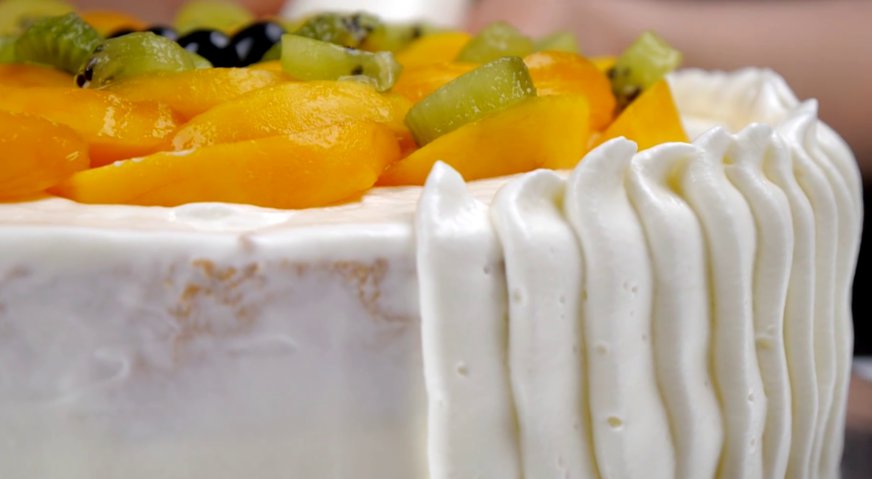 Фруктовый торт: Верх торта декорируем форуктами, а борта и кант украшаем кремом при помощи фигурных насадок.