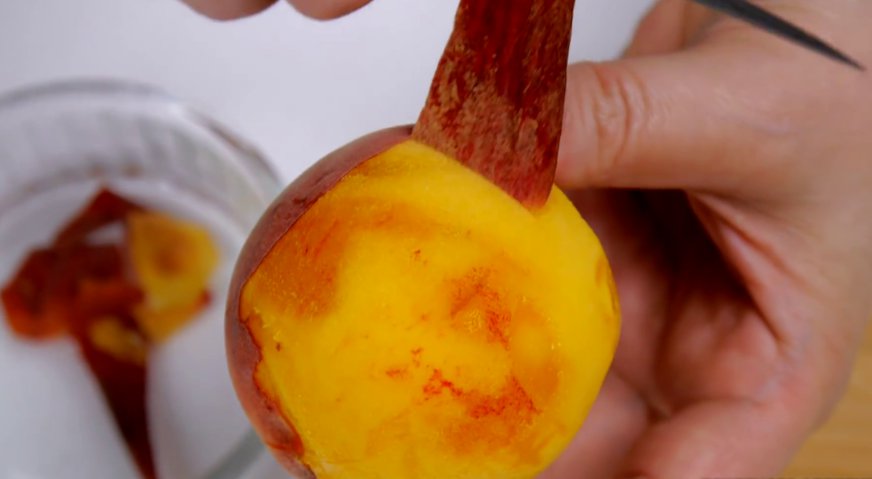 Фруктовый торт: Персики очищаем от кожицы, и нарезаем тонкими дольками.