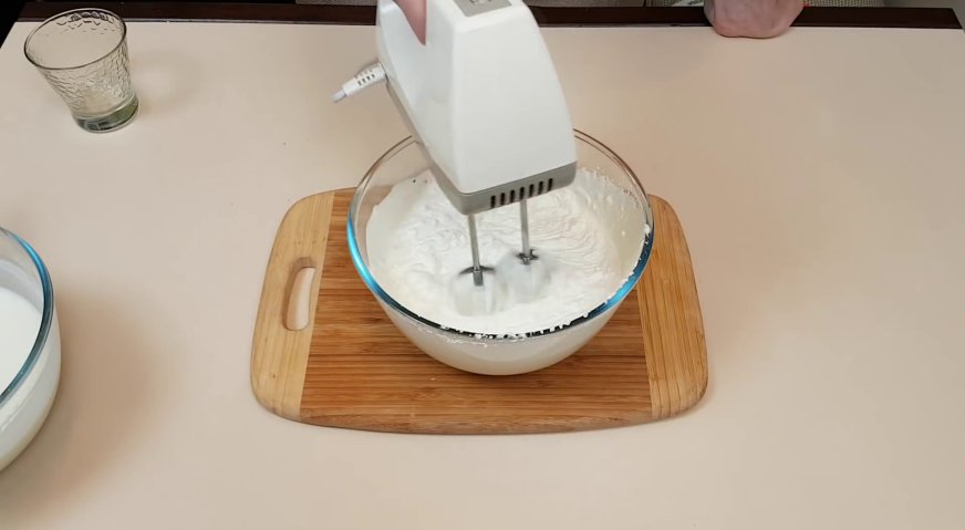 Йогуртовый торт: Взбиваем холодные сливки в пышную густую пену.