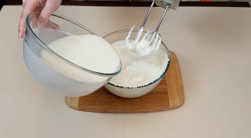 Йогуртовый торт: Смешиваем сливки с йогуртовой смесью, добавляя её в несколько приёмов небольшими порциями.