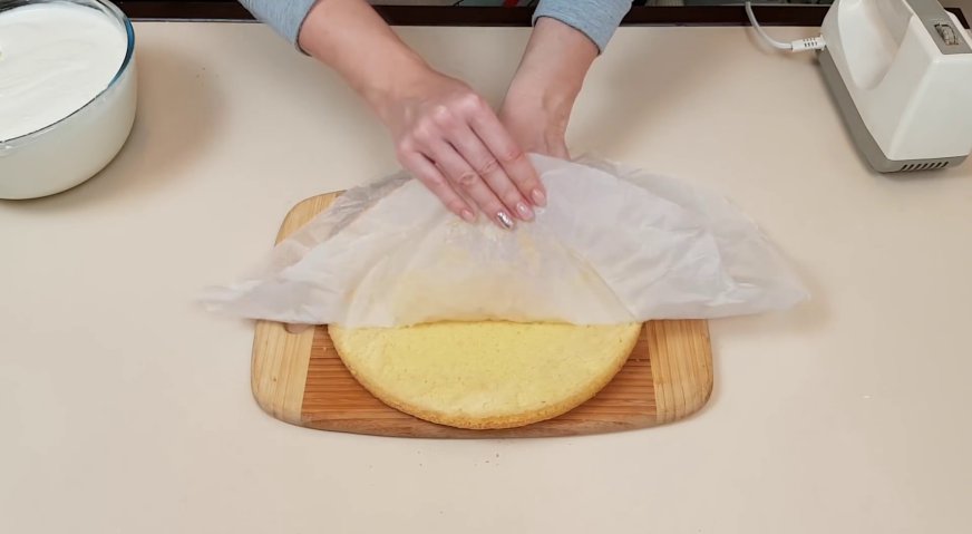 Йогуртовый торт: Остывший бисквит вынимаем из формы, опрокидываем на разделочную доску, снимаем пергамент.