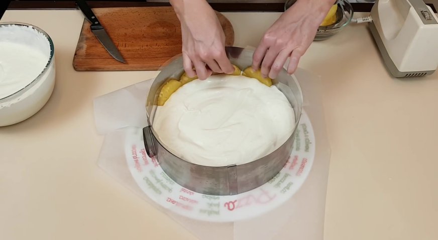 Йогуртовый торт: По краю выкладываем вдоль бортиков формы полукольца ананасов.