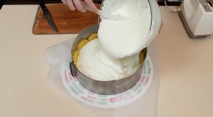 Йогуртовый торт: Заливаем в форму оставшийся сливочный крем.