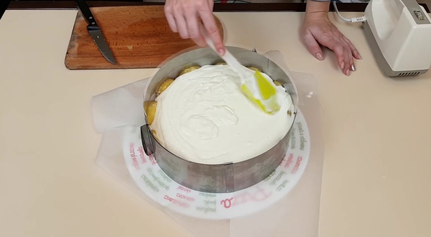 Йогуртовый торт: Разравниваем поверхность кулинарной лопаткой.