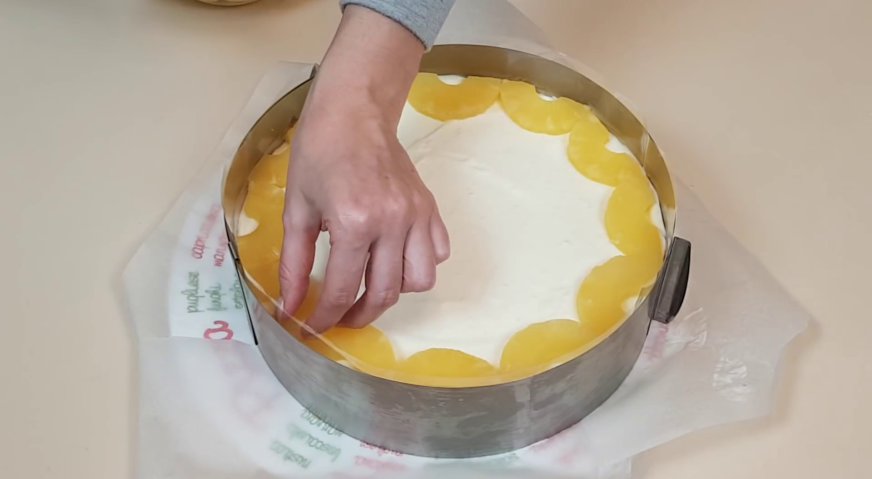 Йогуртовый торт: На поверхность застывшего торта по кругу выкладываем ананасовые полукольца.