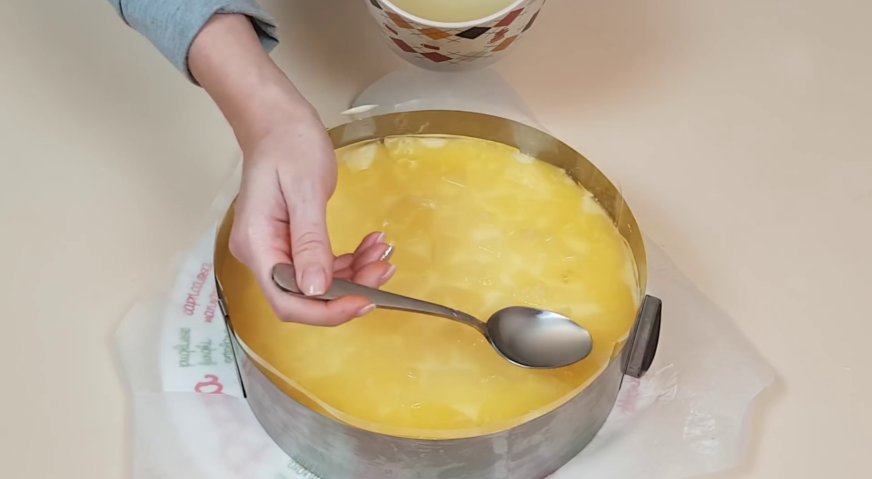Йогуртовый торт: Средину заполняем ананасовыми кубиками, и заливаем остывшим желе. Отправляем торт в холодильник ещё на 2 часа.