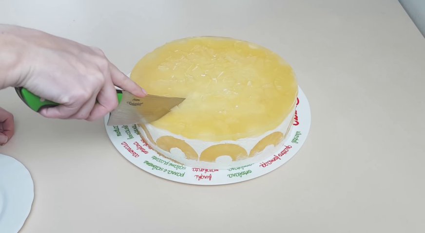 Йогуртовый торт: Снимаем с блюда пергамент, нарезаем торт на порционные куски, и подаём к столу. Приятного аппетита!