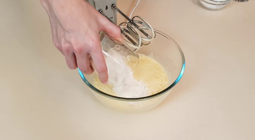 Йогуртовый торт: Добавляем к яичной смеси муку с разрыхлителем и крахмал, на малых оборотах смешиваем тесто до однородности.