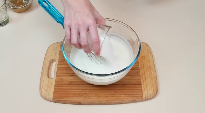 Йогуртовый торт: Добавляем в йогурт сахар с ванилином, и размешиваем до растворения сахара.