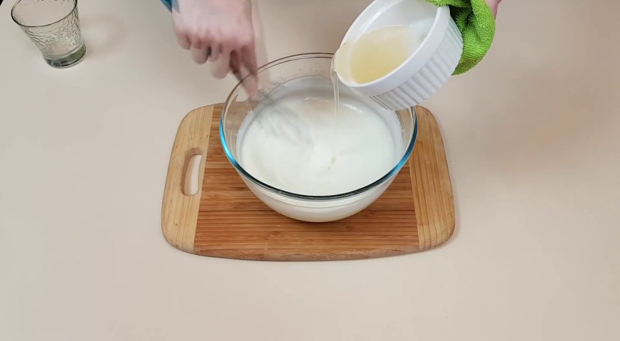 Йогуртовый торт: Непрерывно перемешивая йогуртовую массу, вливаем тонкой струйкой желатин.