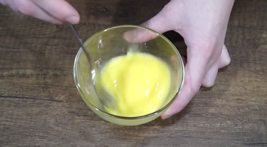 Жареное мороженое: Взбиваем яйцо до однородности.