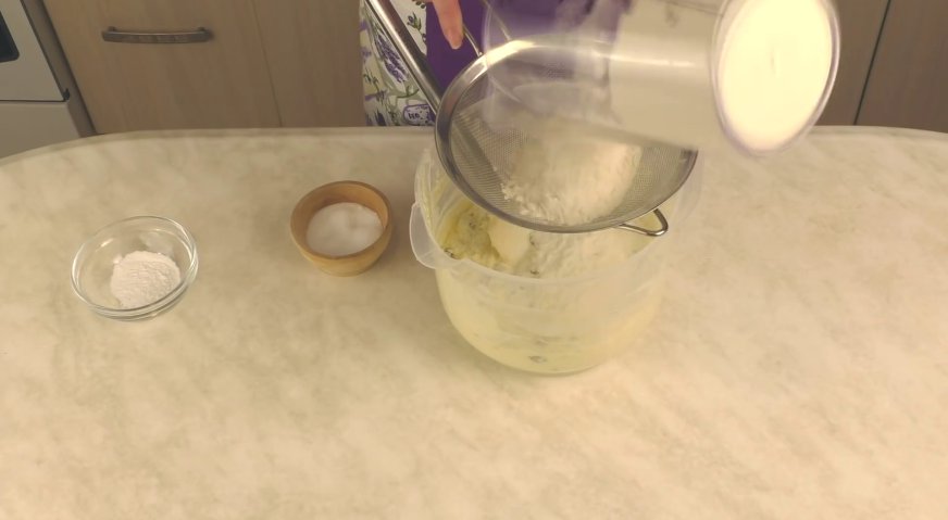 Кекс с изюмом классический: Добавляем соль, разрыхлитель, и в несколько приёмов вводим муку.