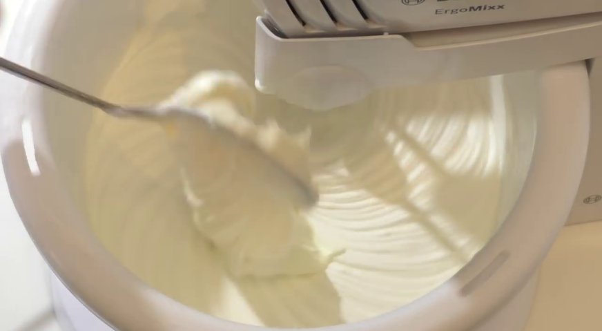 Крем пломбир для торта: Теперь на минимальной скорости взбиваем сливки, в несколько приёмов по столовой ложке вводя заварную основу.