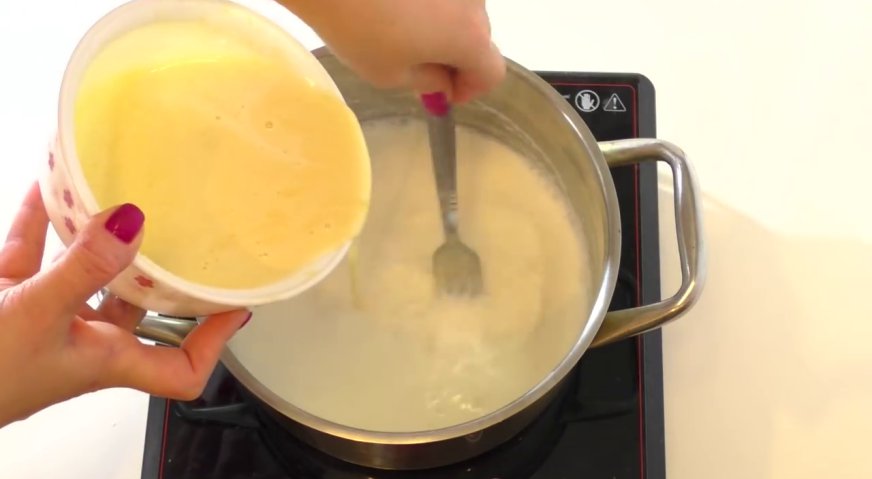 Крем пломбир для торта: Размешиваем, и вливаем тонкой струйкой в сотейник с горячим молоком. Интенсивно помешиваем молоко, чтобы желтки не свернулись.