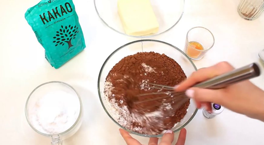 Печенье орео: Смешиваем муку с какао порошком, солью и разрыхлителем.