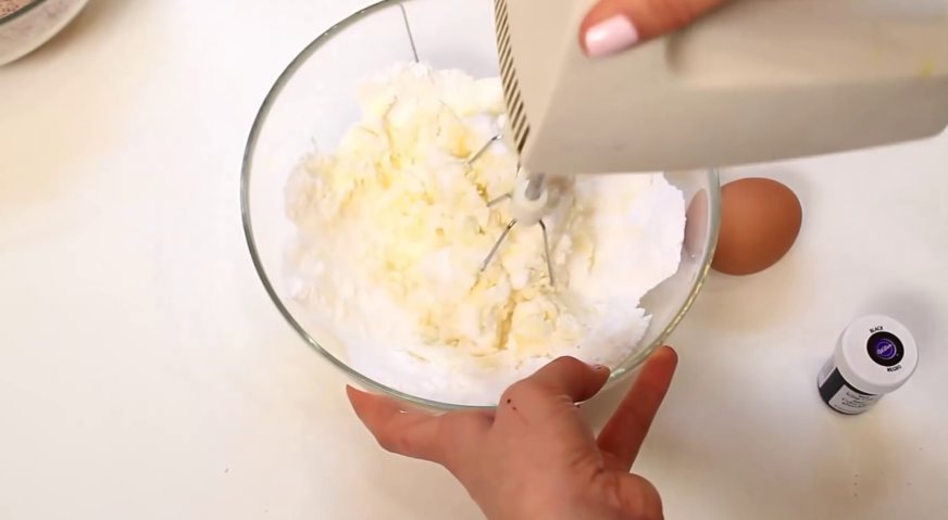 Печенье орео: Взбиваем сливочное масло с сахарной пудрой.