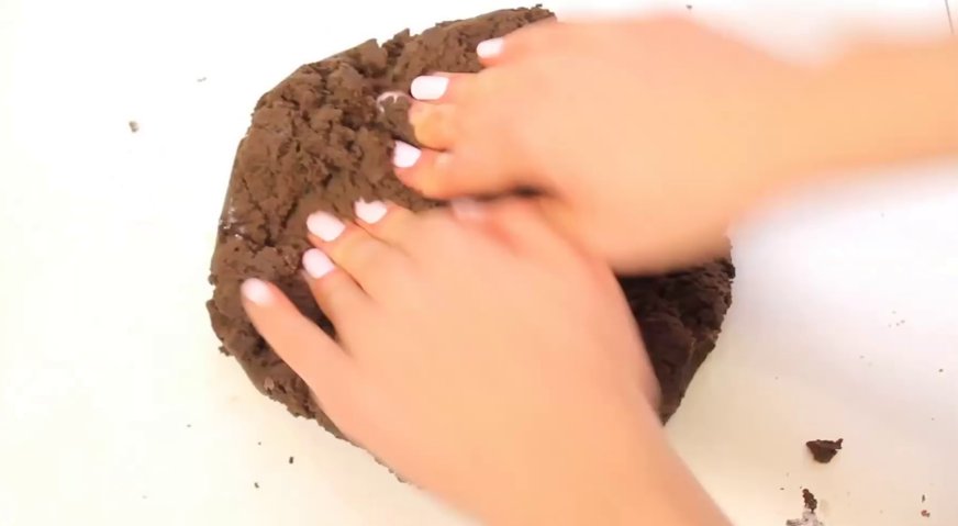 Печенье орео: Завершаем замешивание руками. В результате должно получится мягкое рассыпающееся тесто.