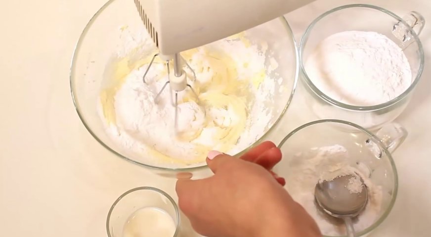 Печенье орео: Пока тесто отдыхает в холодильнике, приготовим крем. Взбиваем сливочное масло, в несколько приёмов вводя сахарную пудру. Во время взбивания