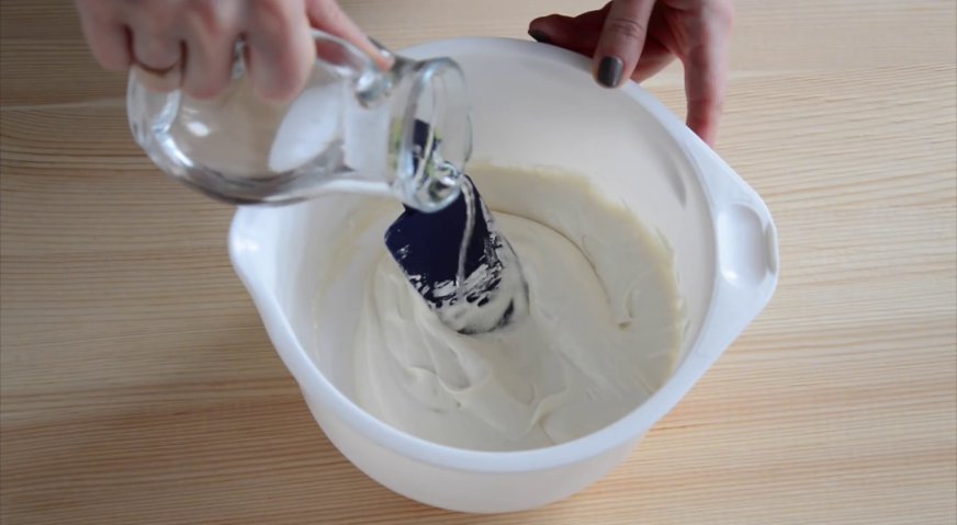 Печенье с предсказаниями: Добавляем немного воды, чтобы сделать тесто немного более жидким. На этом же этапе по желанию можно добавить ваниль или ванильный
