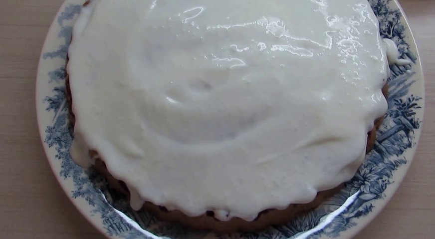 Пирог с брусникой: Верх пирога покрываем сметаной, взбитой с сахаром. Нарезаем на порционные куски и подаём к столу. Приятного чаепития!
