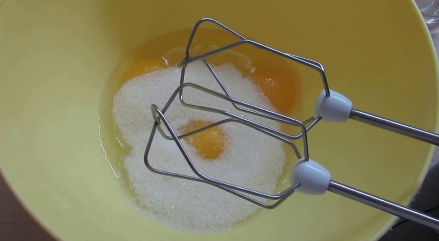 Пирог с брусникой: Яйца с сахаром растираем при помощи миксера в лёгкую пену.