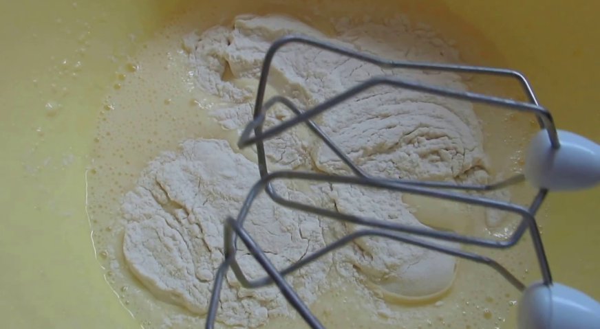 Пирог с брусникой: Добавляем муку, и взбиваем однородное жидкое тесто.