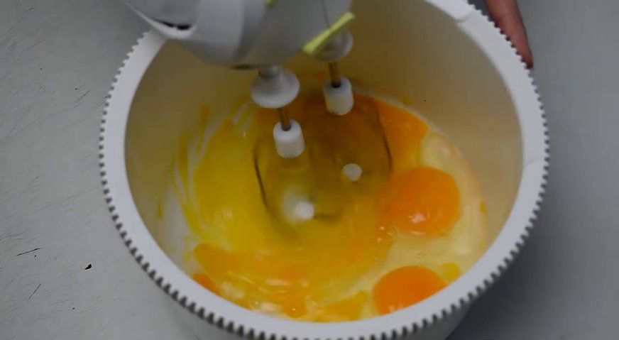 Пирожное буше: Взбиваем яйца до однородности.