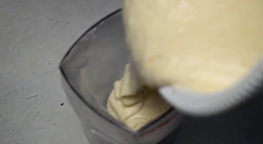 Пирожное буше: Получившееся тесто перекладываем в кондитерский мешок.