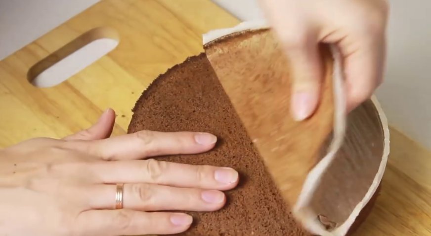Торт баунти: Остывший корж вынимаем из формы.