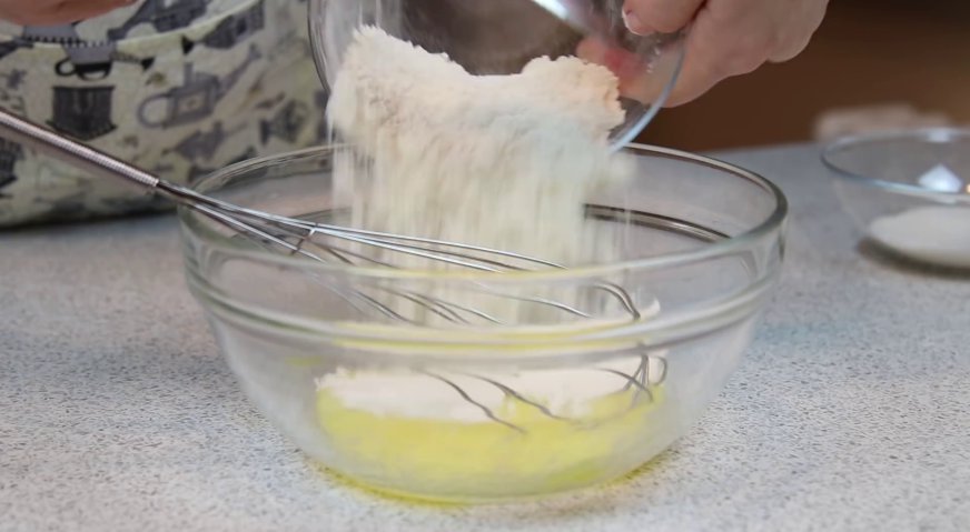 Торт чародейка: Добавляем к яйцу смесь сахара с мукой или крахмалом, и размешиваем до однородности.