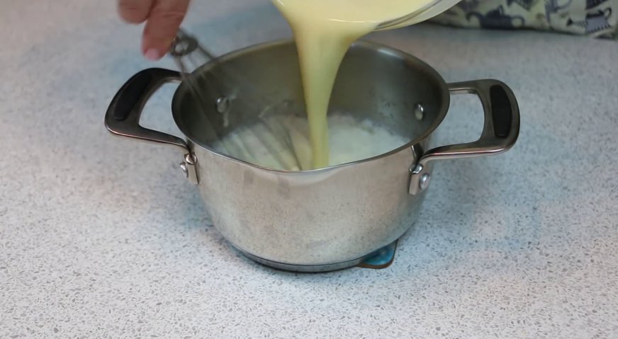 Торт чародейка: Затем при постоянном интенсивном перемешивании вливаем яичную массу в горячее молоко.