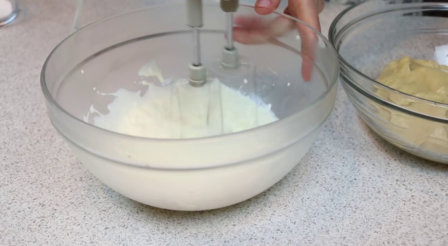 Торт чародейка: Холодные сливки взбиваем с сахарной пудрой в охлаждённой миске холодными венчиками до густой пены.
