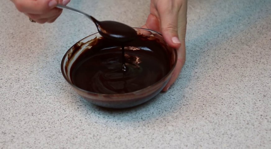 Торт чародейка: Пока торт застывает, готовим глазурь. Для этого растапливаем на водяной бане шоколад со сливочным маслом, и перемешиваем до однородной