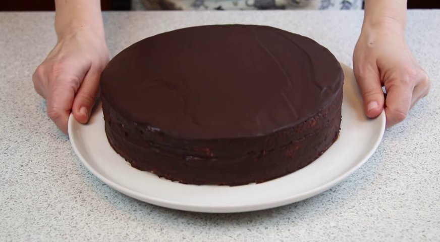 Торт чародейка: Убираем торт на несколько часов в холодильник. Глазурь должна застыть, а торт - хорошо пропитаться. Разрезаем на порционные куски и подаём