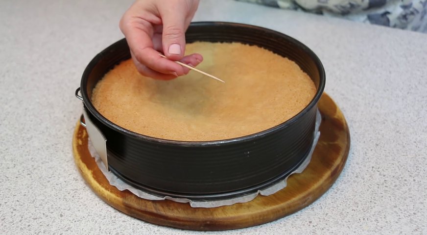 Торт чародейка: Спустя 30-40 минут бисквит готов.