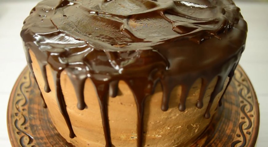Торт черный лес: Растопленным шоколадом рисуем потёки и покрываем верх торта.