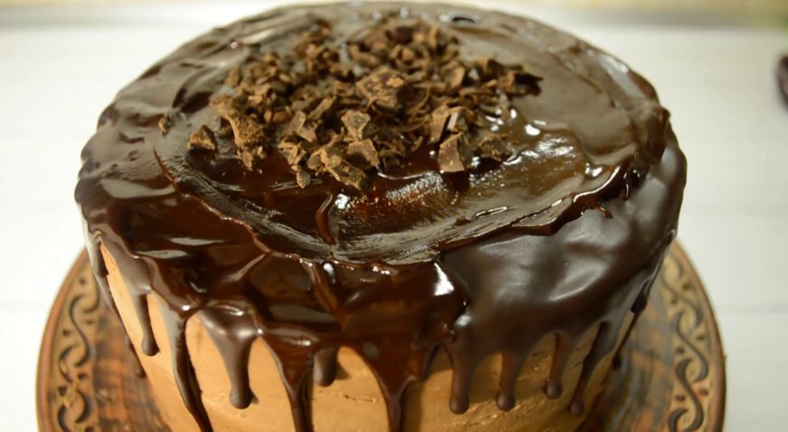 Торт черный лес: Центр посыпаем нарезанным шоколадом.