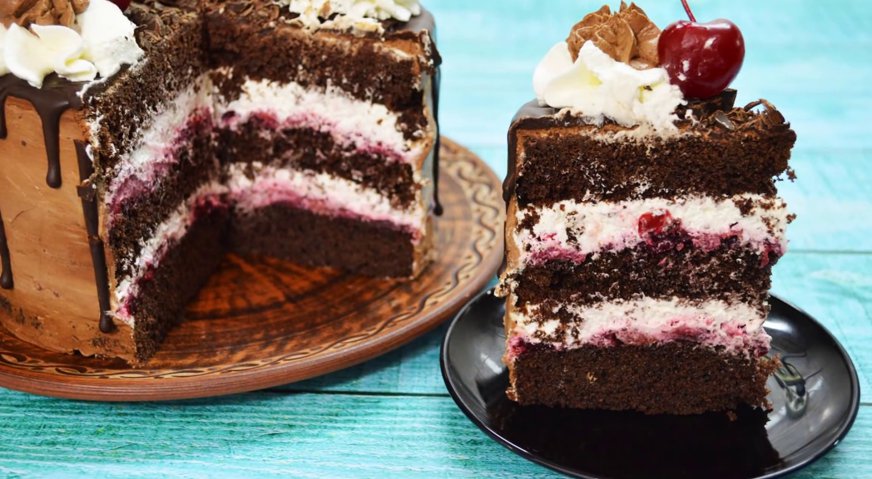 Торт черный лес: Декорируем торт кремом и коктейльными вишнями. Приятного аппетита!