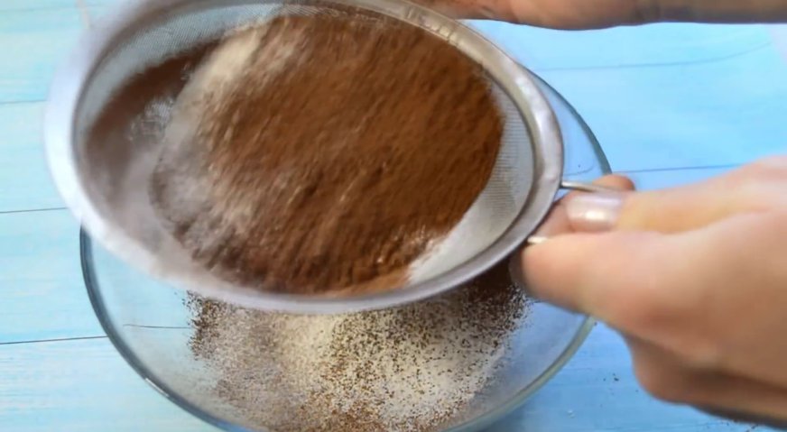 Торт черный лес: Муку с какао трижды просеиваем.