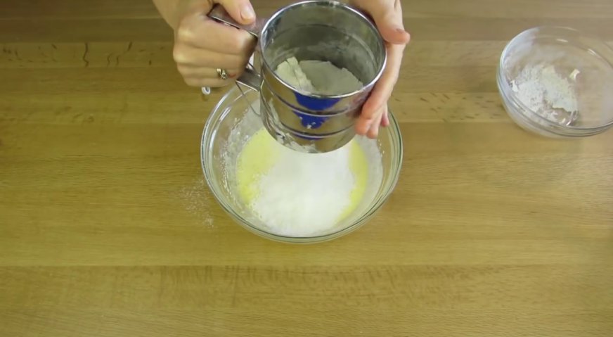 Торт дамский каприз: Просеиваем в яичную смесь сухие ингредиенты, и вымешиваем однородное тесто.