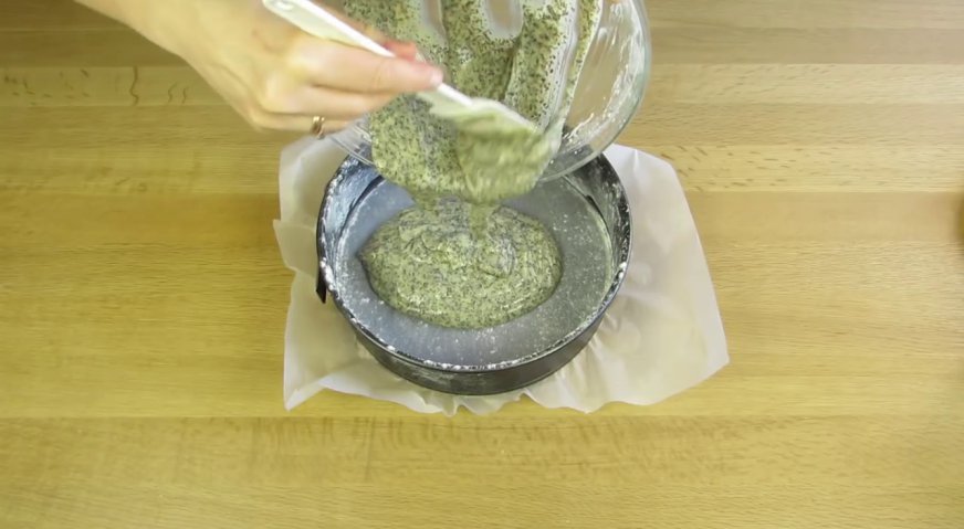 Торт дамский каприз: Выливаем тесто в форму для выпечки, которую предварительно необходимо выстелить пергаментом, смазать сливочным маслом и притрусить