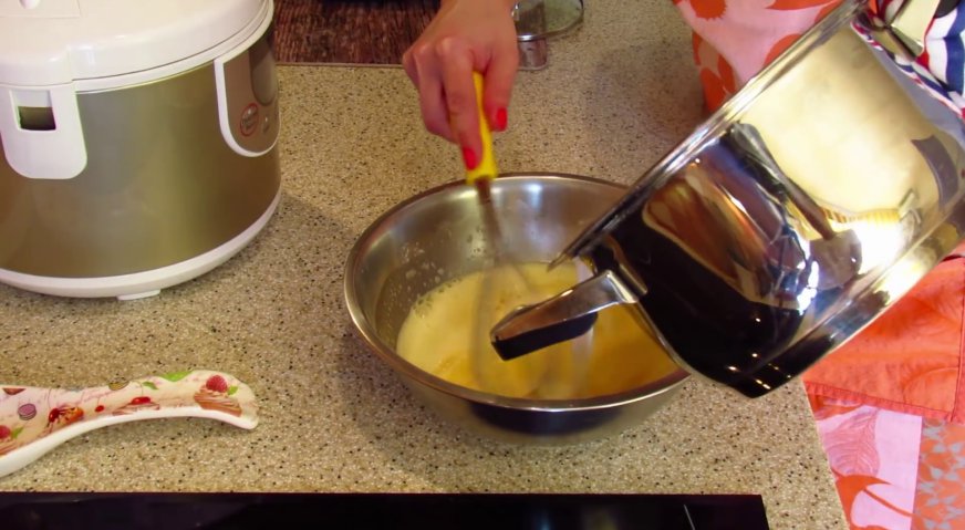 Торт карпатка: Продолжая активно взбивать, добавляем к яичной смеси половину горячего молока.