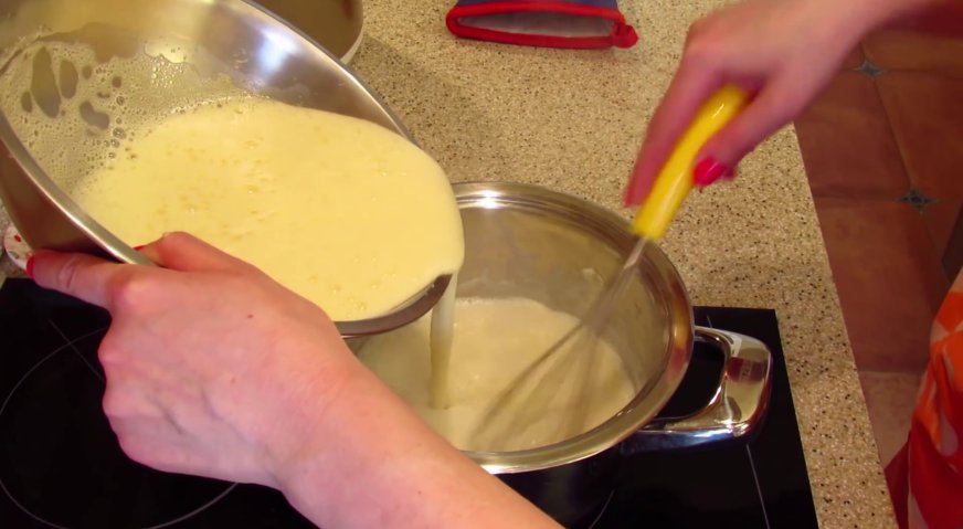 Торт карпатка: Затем эту смесь выливаем в кипящее молоко, постоянно помешивая.